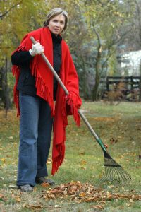 woman-raking-leaves